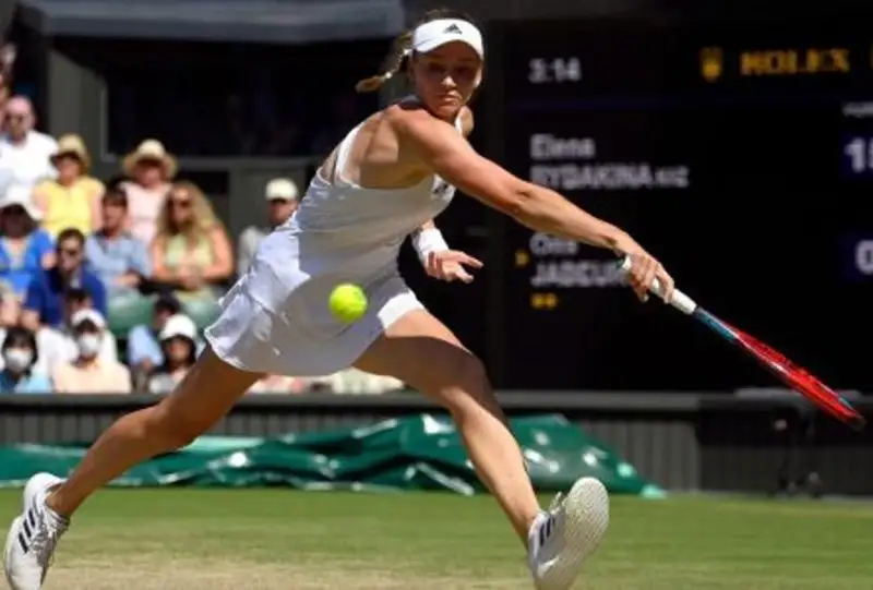 Елена Рыбакина сдала позиции в парном рейтинге WTA