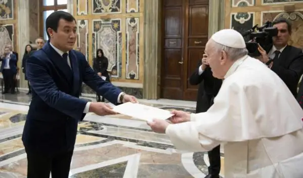 哈萨克斯坦大使向教宗方济各递交国书