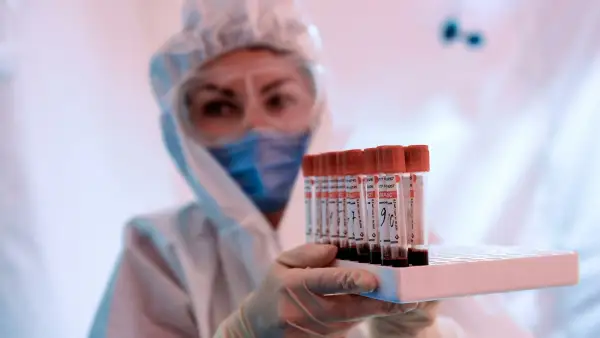 英国专家介绍新冠肺炎感染者可能会出现的新症状