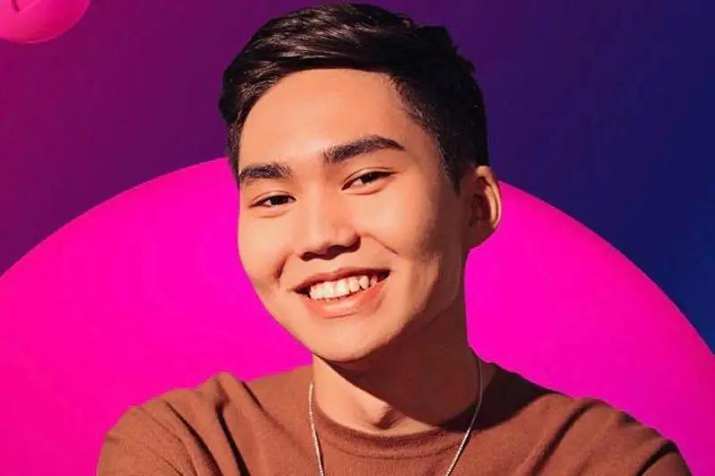 Қозоғистонлик талаба россиялик қўшиқчиларнинг хит қўшиғи кавер талқинини яратди ва иккита платинали диск олди