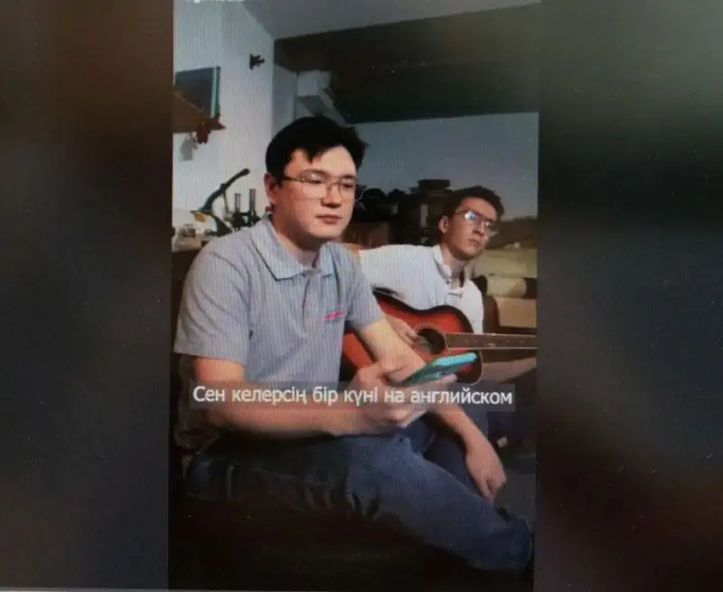 جەلىدە «مۋزارت» توبىنىڭ اتاقتى ءانى اعىلشىنشا ورىندالدى