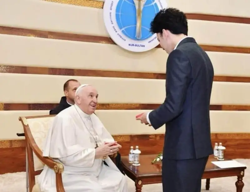 Димаш Кудайберген получил медаль от Папы Римского