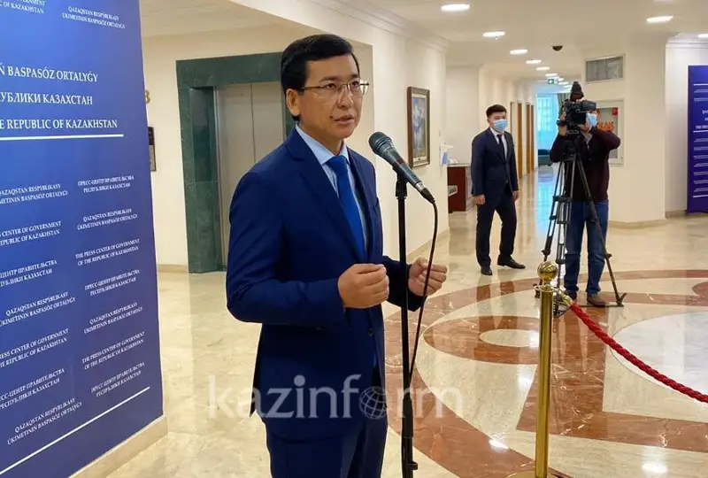 Қозоғистон Таълим вазири ўғлига мактаб формасини қанчага сотиб олди