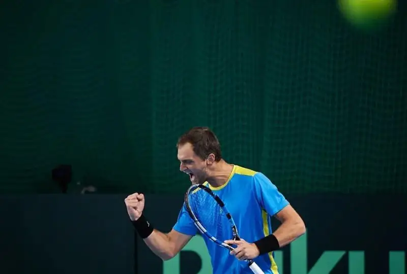 Казахстанский теннисист Александр Недовесов вышел в полуфинал турнира в Лионе