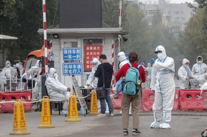 Еще в одном многомилионном мегаполисе Китая введен частичный локдаун из-за COVID-19