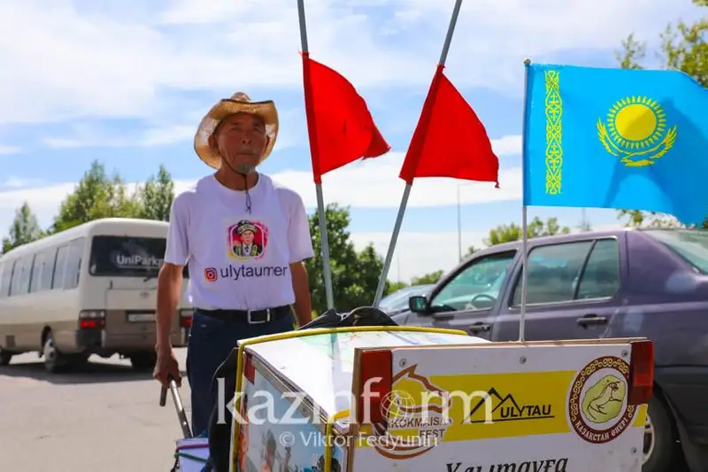 Путешествующий пешком по стране 72-летний аксакал прибыл в Нур-Султан