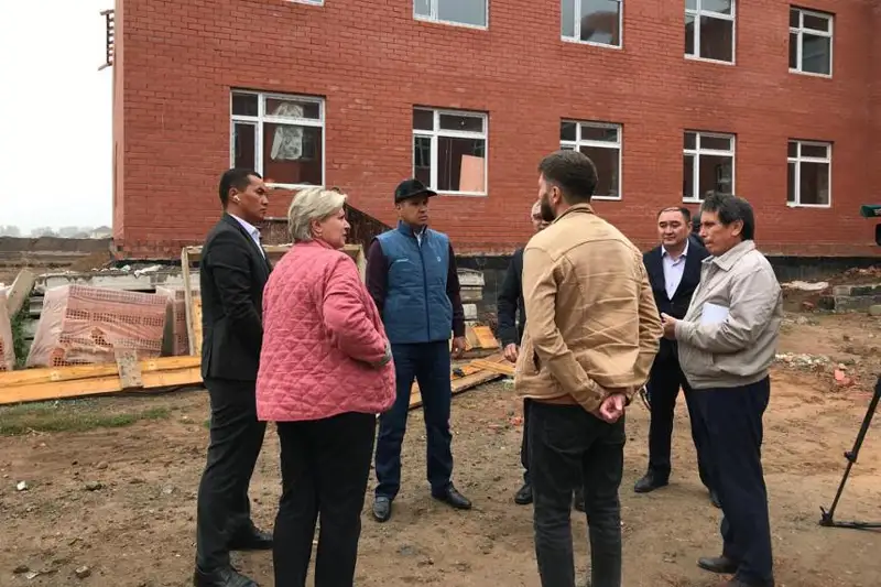 ەلوردا ىرگەسىندەگى جىبەك جولى اۋىلىنداعى مەكتەپ قۇرىلىسى ۋاقتىلى اياقتالماعان