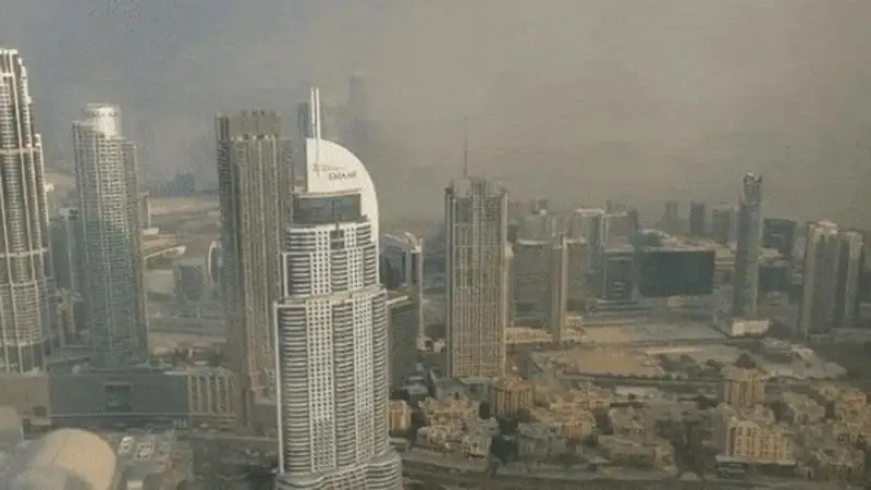 دۋباي مەن ابۋ-دابي داۋىلدى قۇمنىڭ استىندا قالدى - ۆيدەو