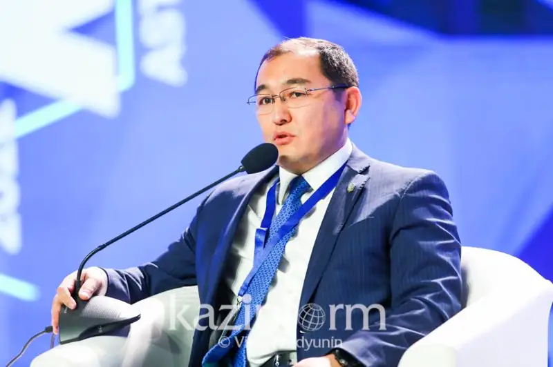 ايبەك سمادياروۆ پاندەميا كەزىندە ۋحاننان ستۋدەنتتەردى قالاي الىپ شىققاندارىن ەسكە الدى