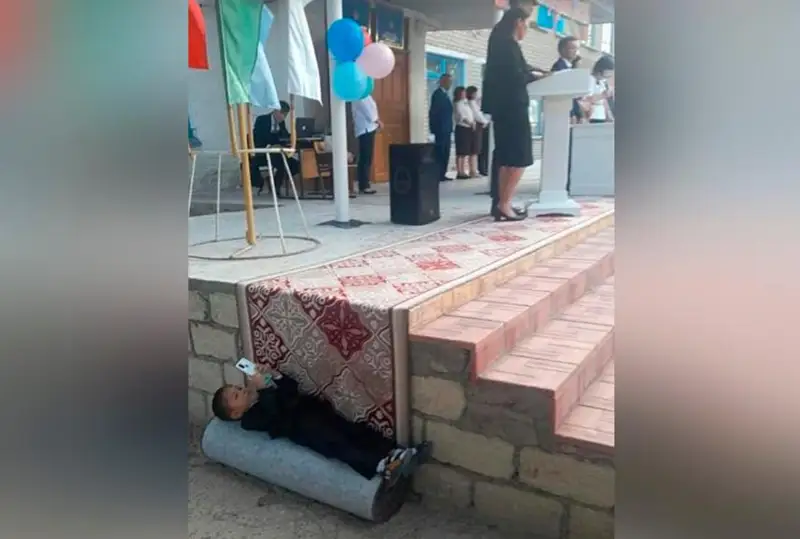 العاشقى قوڭىراۋدا تەلەفون قاراپ جاتقان سۋرەتى تاراپ كەتكەن بالا تۋرالى تىڭ مالىمەت بەلگىلى بولدى