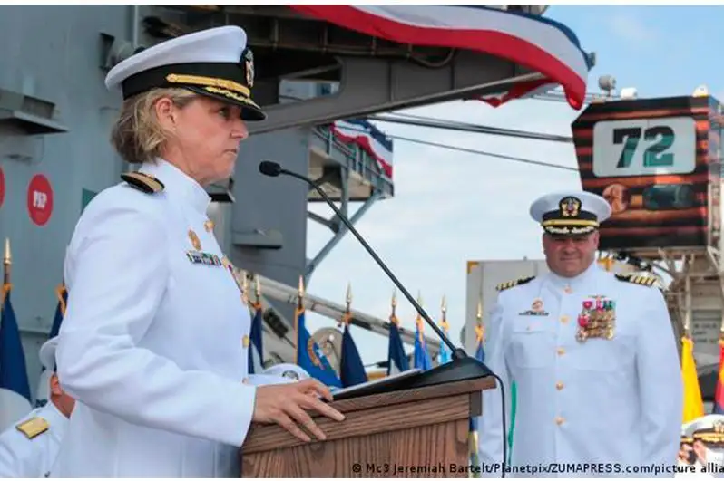 AҚШда илк марта аёл самолёт ташувчи атом кемасини  бошқарди