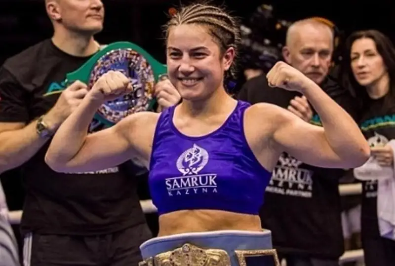 Қозоғистонлик Фируза Шарипова ММАдаги дебюти олдидан вазн ўлчаш ва кўз уриштириш маросимида қатнашди