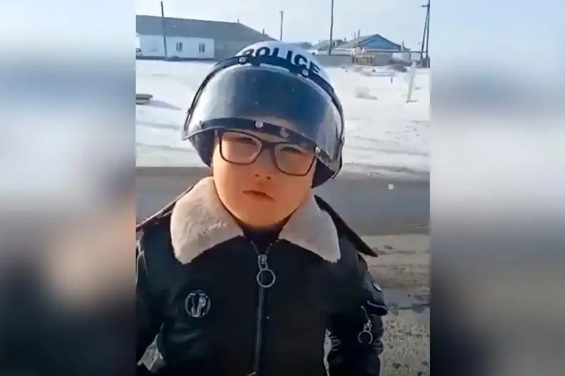 الەۋمەتتىك جەلىنى شۋلاتقان 5 جاسار اۆتوينسپەكتورعا پوليتسەيلەر سىيلىق بەردى