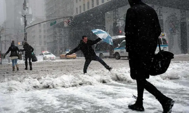 冬季风暴席卷美国东北部积雪深达60厘米 数万户断电