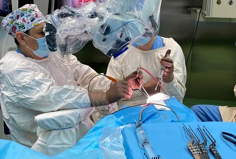 استانادا ەكى ايلىق ءسابيدىڭ باسىنا كۇردەلى وتا جاسالدى