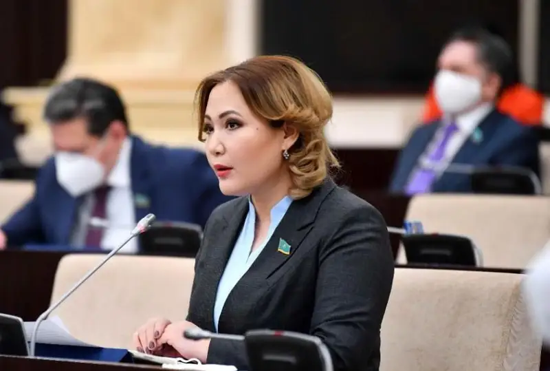 ريم پاپاسى ەلىمىزگە ساپارى قارساڭىندا دومبىرا جايىندا مالىمەتتەرمەن تانىسقان