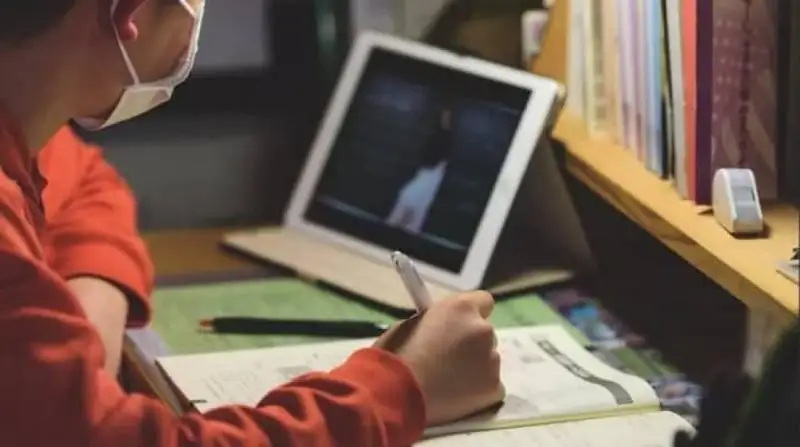 Ўзбекистонда олий ўқув юртлари ва мактабларда дарслар онлайн форматга ўтказилди