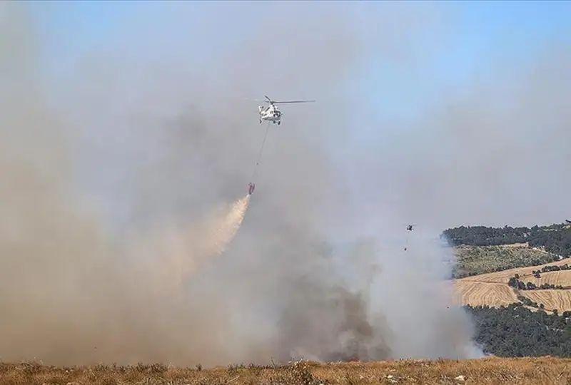 Туркиянинг Чанаккале минтақасида содир бўлган ўрмон ёнғини сабабли қишлоқ аҳолиси эвакуация қилинмоқда