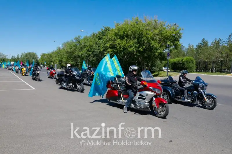 ҚР Давлат рамзлари куни муносабати билан авто-мотопарадлар бўлиб ўтди