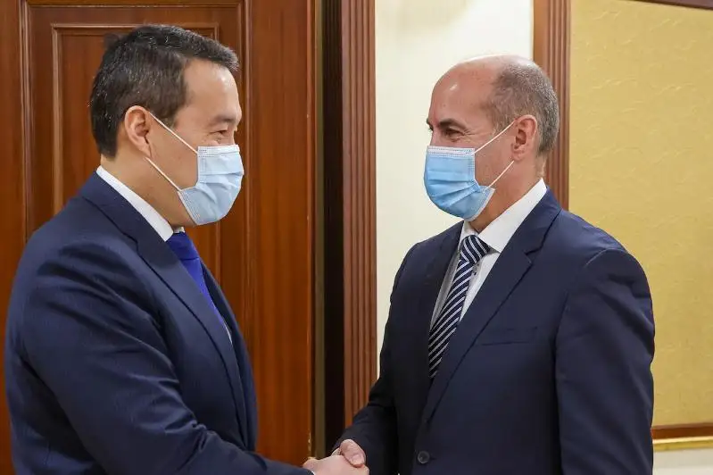 Премьер-Министр РК провел встречу с исполнительным вице-президентом «Shell» Питером Костелло