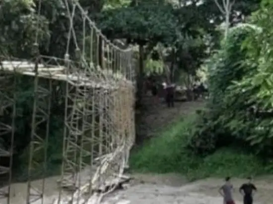 Колумбияда осма кўприк қулаб тушди ва беш киши вафот этди