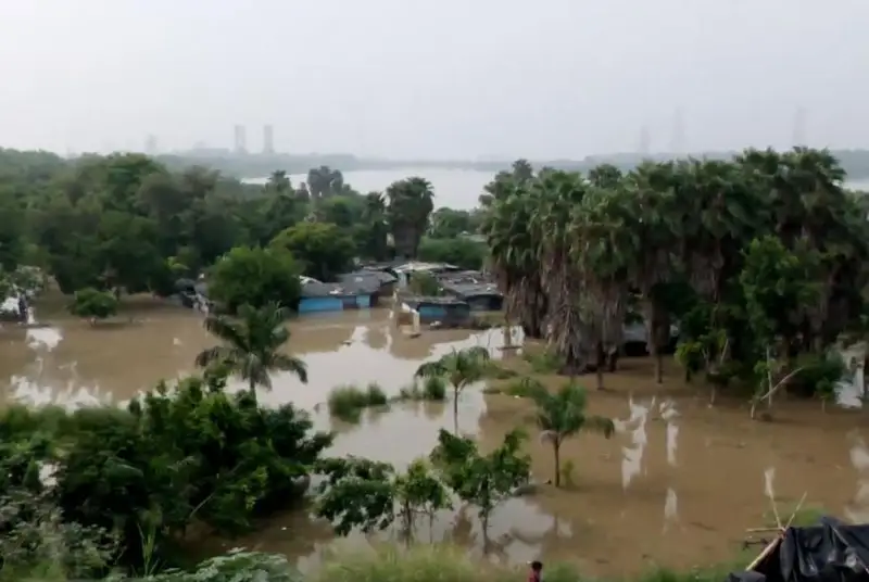 Ҳиндистонда сув тошқинлари ва кўчкилар оқибатида 145 киши ҳалок бўлди