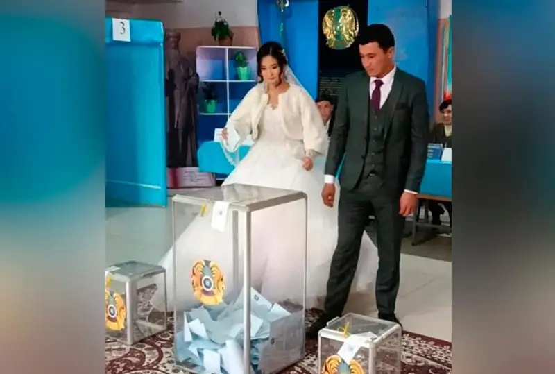 突厥斯坦州新婚夫妻着婚纱参加总统大选投票