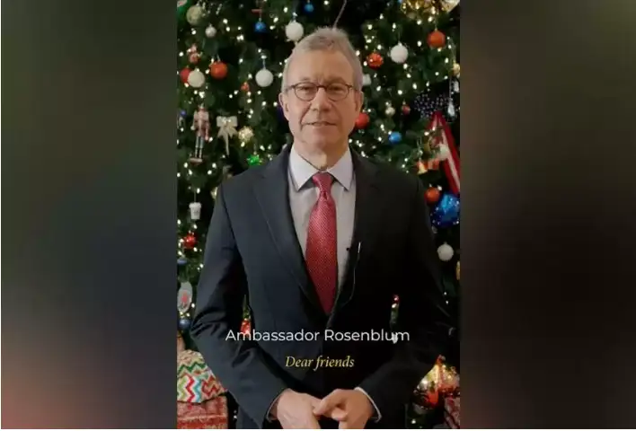 ا ق ش ەلشىسى جاڭا جىل مەرەكەسىنە وراي قازاق تىلىندە قۇتتىقتاۋ جولدادى