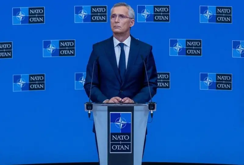 NATO jedel áreket etetin ásker sanyn kóbeıtedi