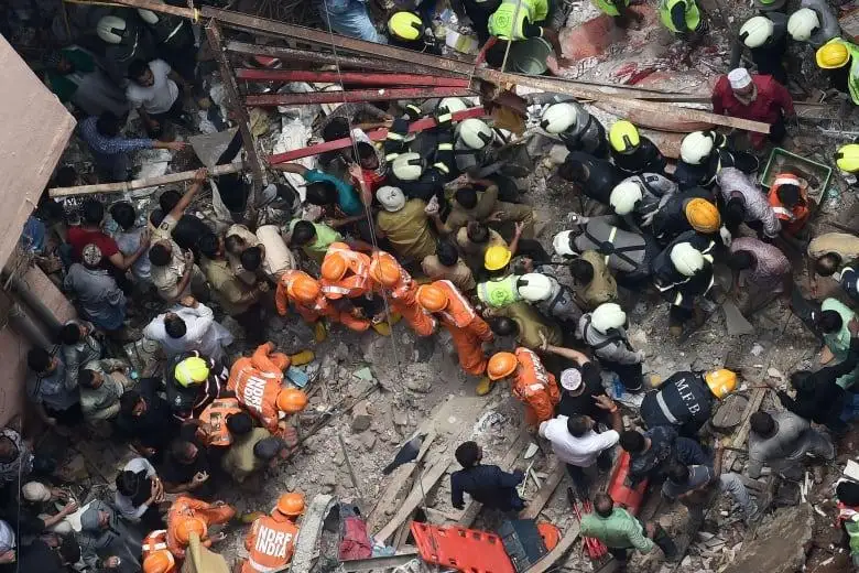 印度孟买一楼房倒塌造成至少14人死亡