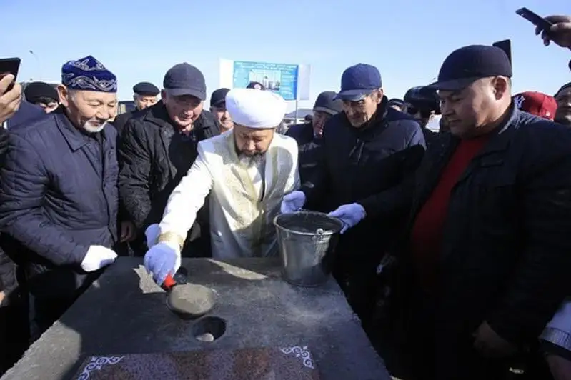 باس ءمۇفتي تالدىقورعاندا 1000 ادامعا ارنالعان مەشىتتىڭ ىرگەتاسىن قالادى