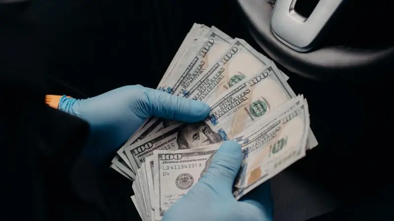 اقپاندا ميلليون دوللارعا جۋىق اقشا قازاقستاننان شىعارىلماق بولعان