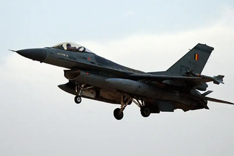 比利时一架F-16战机撞入荷兰空军基地一楼房