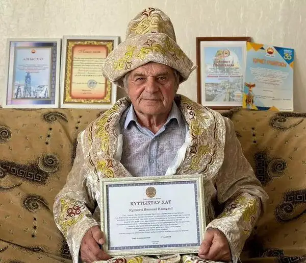 اقتوبەلىك ۇلتى ورىس اقساقال 300 ماقالدى جاتقا ايتىپ، باتا بەرەدى - ۆيدەو