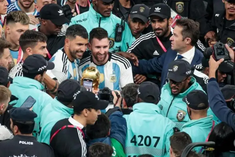 ليونەل مەسسي فرانسيانىڭ «پ س ج» كلۋبىندا قالاتىن بولدى