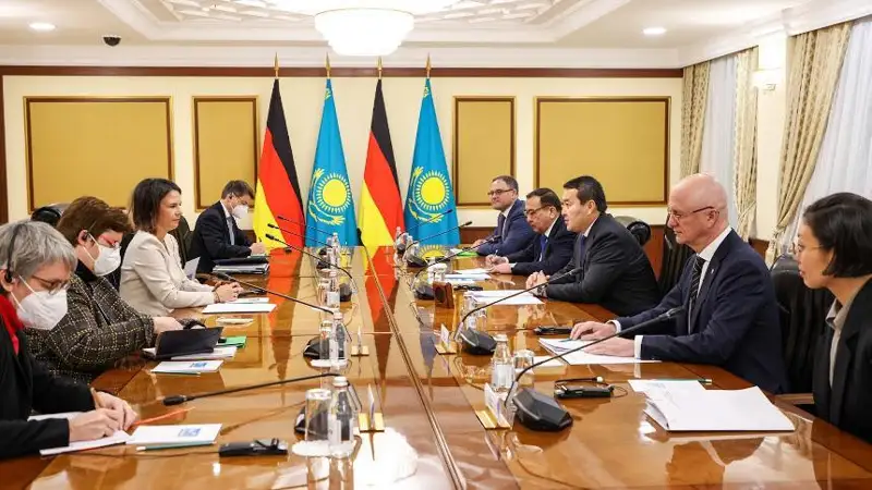 Қозоғистон Бош вазири Германия Ташқи ишлар вазири Анналена Бербок билан учрашди