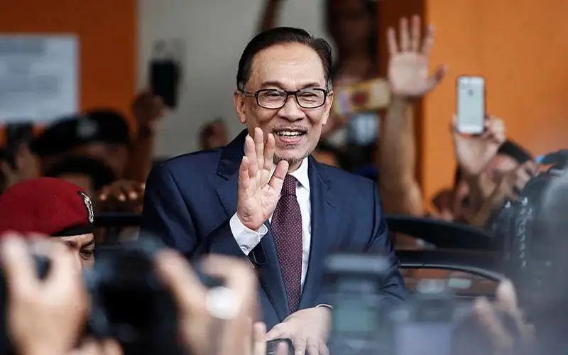 安瓦尔就任马来西亚第十任总理