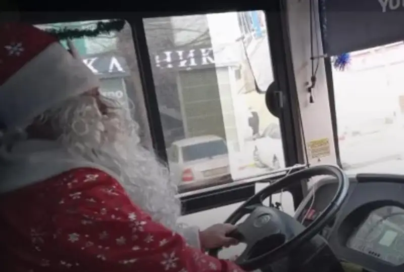 Чимкентда автобус ҳайдаётган Қор бобо кўпчиликни хурсанд қилди