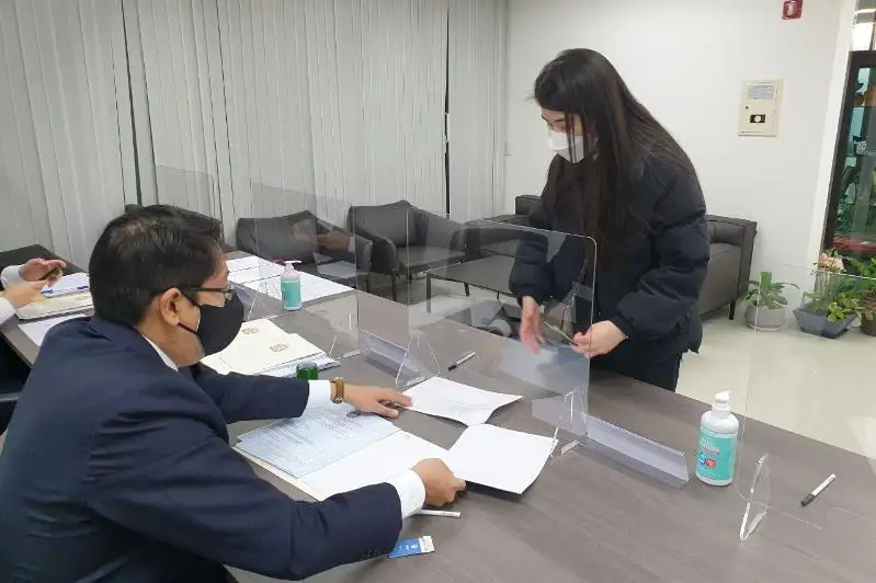 议会下院选举：在韩留学生成为首位投票者