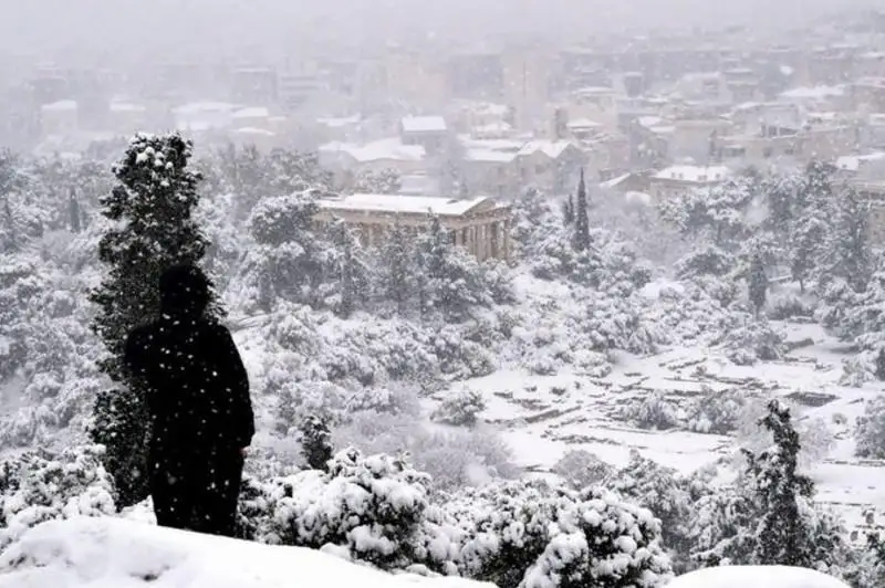 Афинадаги Акрополни қалин қор қоплади