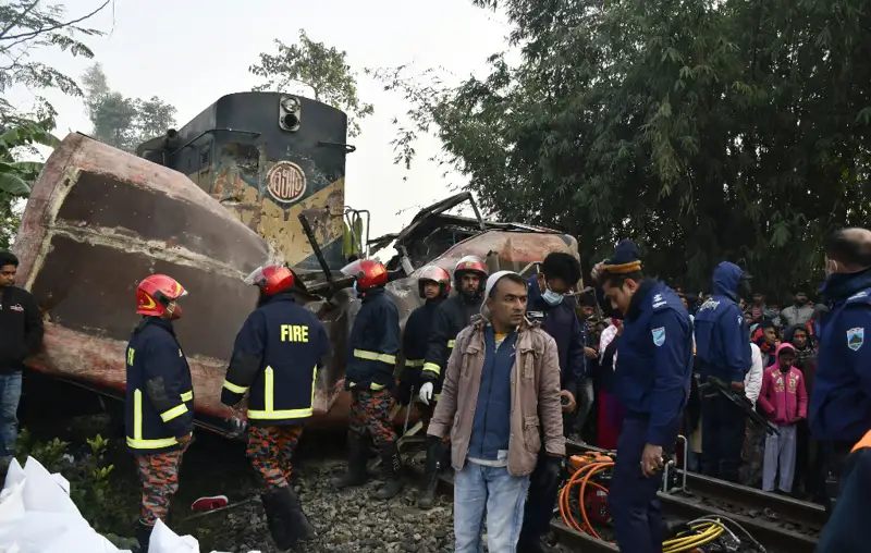 孟加拉国火车与客车相撞导致12人死亡