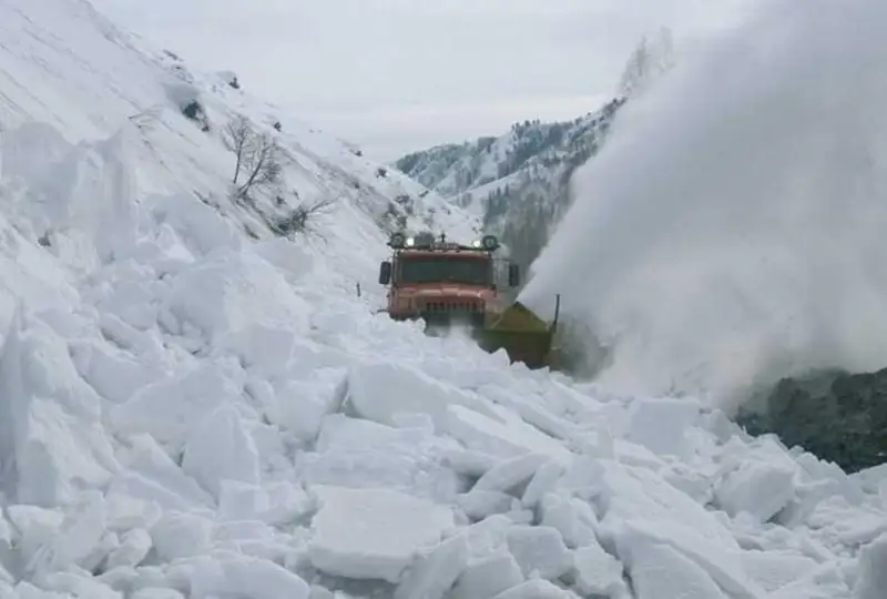 东哈州山区公路段制造人工雪崩