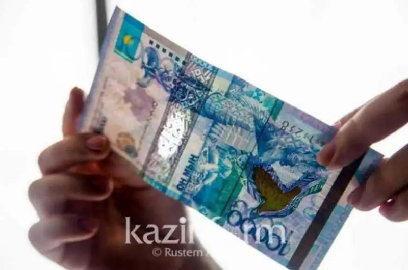 الماتىدا ءبىر توپ ادام 10 مىڭ تەڭگەلىك جالعان بانكنوتتاردى وتكىزىپ كەلگەن