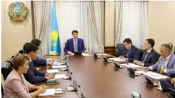 ۇكىمەتتە بيزنەستەگى وزەكتى ماسەلەلەر قارالدى