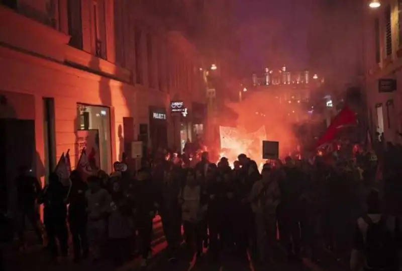 Францияда пенсия ислоҳоти: мухолифат ҳукуматга ишончсизлик вотумини эълон қилади