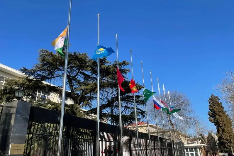 Қозоғистонда ҳалок бўлганлар хотирасига мотам белгиси сифатида ШҲТ Котибиятида байроқлар ярмига туширилди