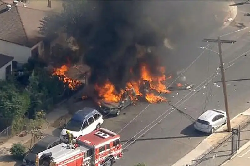 Лос-Анджелесда самолёт қулаб тушди