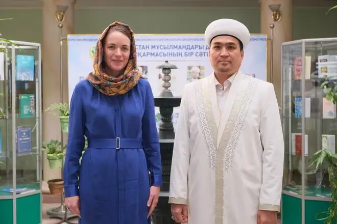 ا ق ش- تىڭ باس كونسۋلى الماتىنىڭ ورتالىق مەشىتىنە باردى