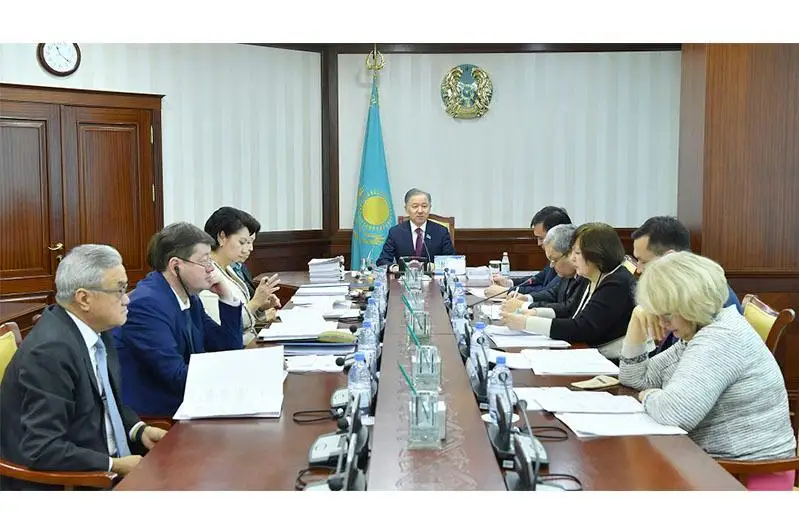 努尔兰·尼格马图林主持召开马吉利斯主席团会议