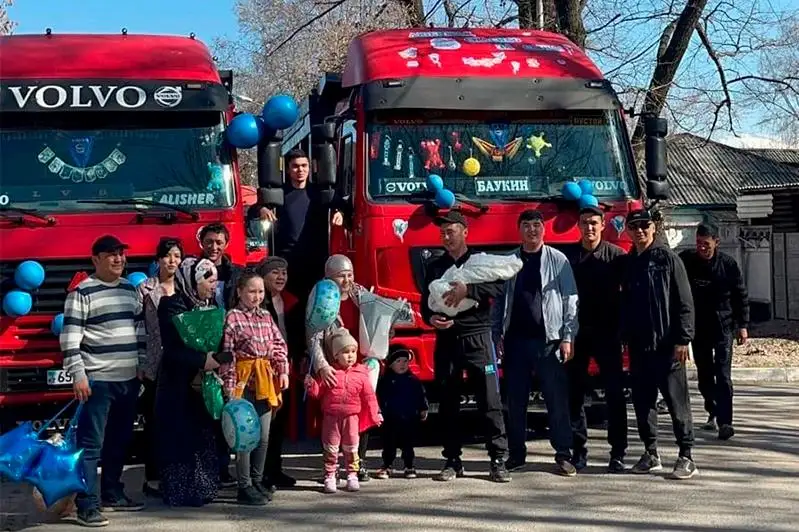 Камаздар шеруі: Алматы тұрғыны әйелі мен баласын перзентханадан жүк көлігімен алып кетті